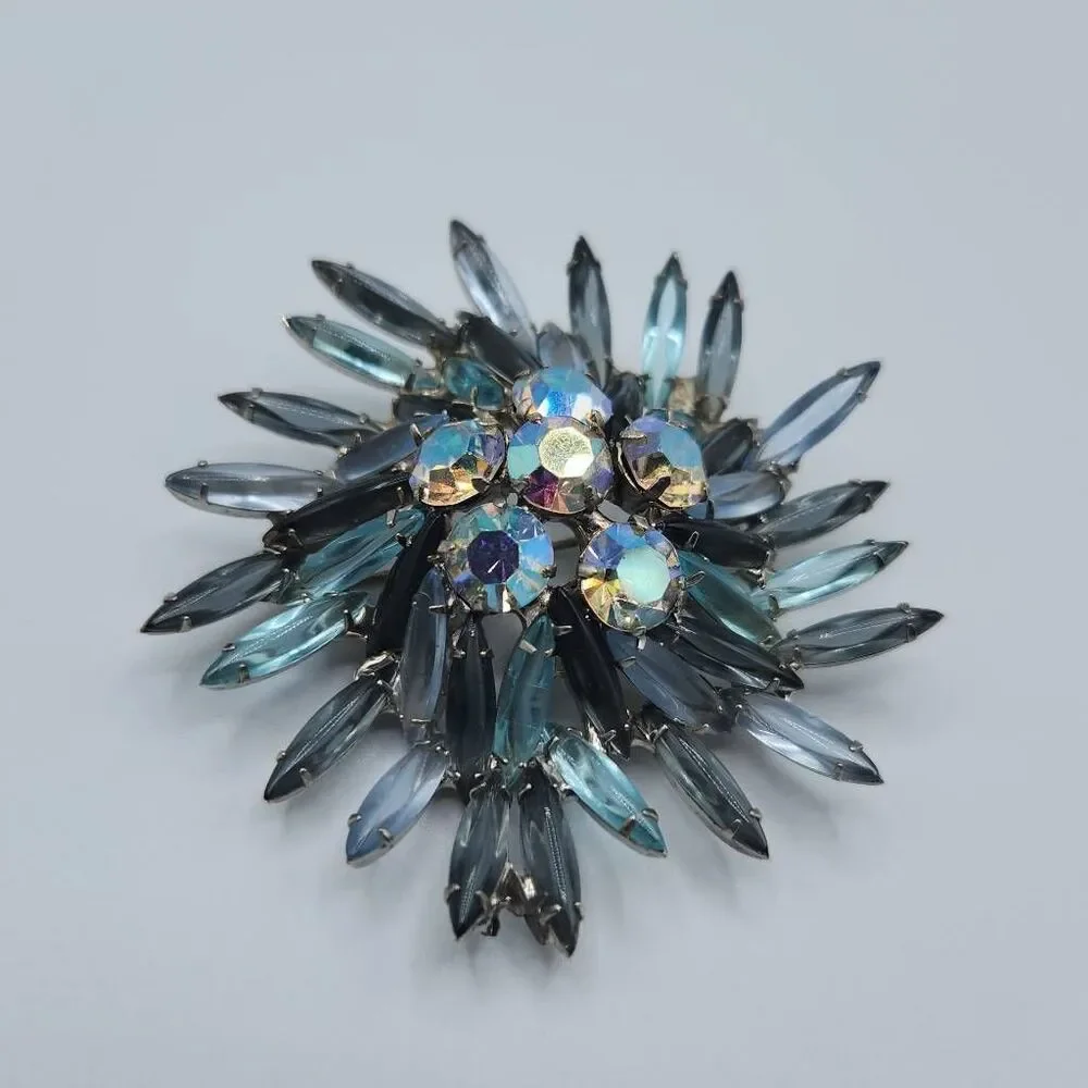 Vtg Unsigned Swirl Round Floral Burst Glass & AB Rhinestone Brooch Blue Gray OS - Picture 2 of 9